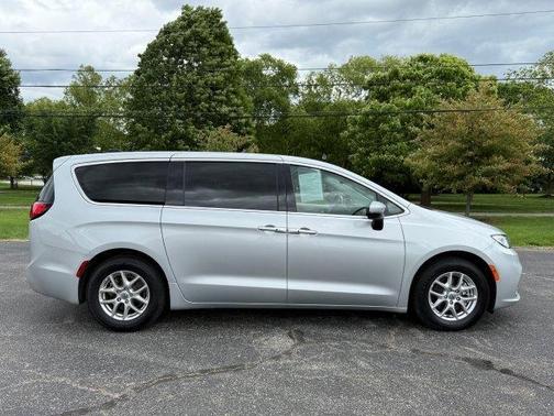 2023 Chrysler Pacifica Touring-L