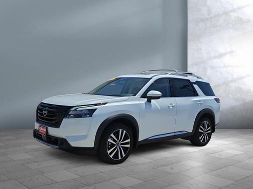 Everest White Pearl Tricoat 2025 Nissan Pathfinder Platinum