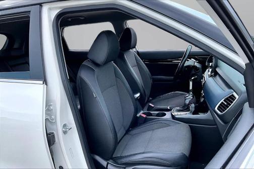 Clear White / Black Roof 2021 Kia Seltos S