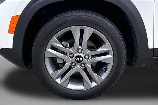 Clear White / Black Roof 2021 Kia Seltos S