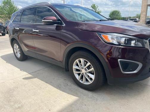 Photo 2 of 2 of 2016 Kia Sorento LX
