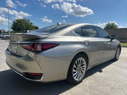 2021 Lexus ES 300h Ultra Luxury