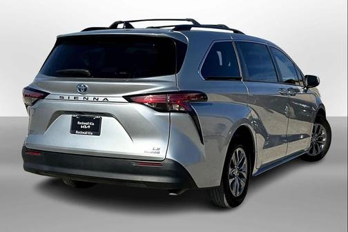 2022 Toyota Sienna LE
