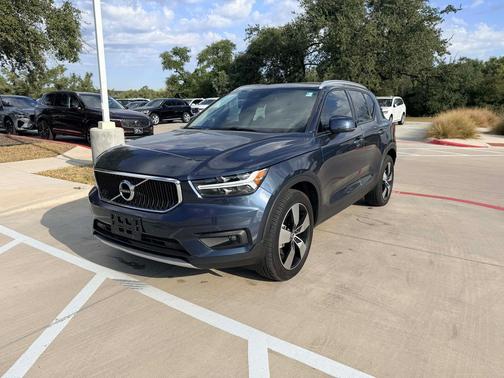 2021 Volvo XC40 T5 Momentum