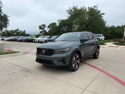Forest Lake 2026 Volvo XC40 Plus, B5 AWD Gas (mild hybrid), Dark