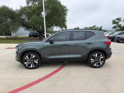 Forest Lake 2026 Volvo XC40 Plus, B5 AWD Gas (mild hybrid), Dark