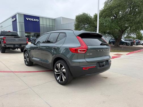 Forest Lake 2026 Volvo XC40 Plus, B5 AWD Gas (mild hybrid), Dark