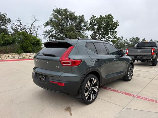 Forest Lake 2026 Volvo XC40 Plus, B5 AWD Gas (mild hybrid), Dark