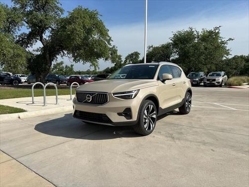 2025 Volvo XC40 B5 Ultra Bright Theme