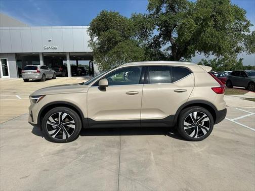 2025 Volvo XC40 B5 Ultra Bright Theme