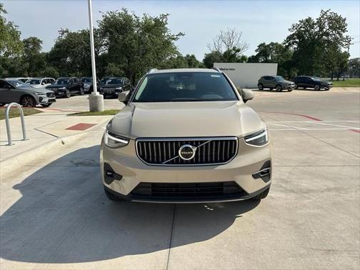 2025 Volvo XC40 B5 Ultra Bright Theme