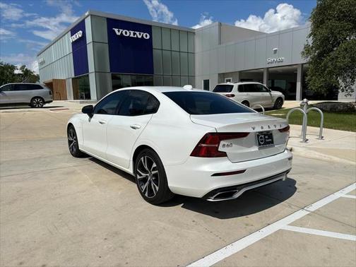 2022 Volvo S60 Recharge Plug-In Hybrid T8 R-Design Expression