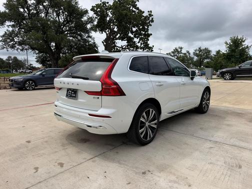 Crystal White Metallic 2023 Volvo XC60 B5 Plus Bright Theme