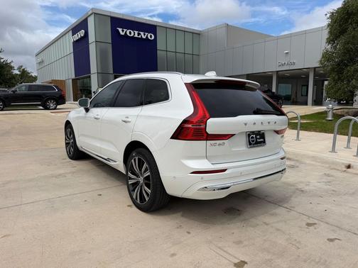 Crystal White Metallic 2023 Volvo XC60 B5 Plus Bright Theme