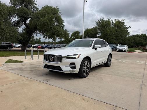 Crystal White Metallic 2023 Volvo XC60 B5 Plus Bright Theme