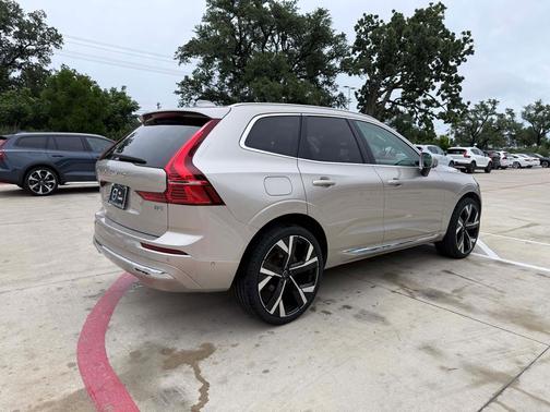 Bright Dusk Metallic 2023 Volvo XC60 B5 Plus Bright Theme