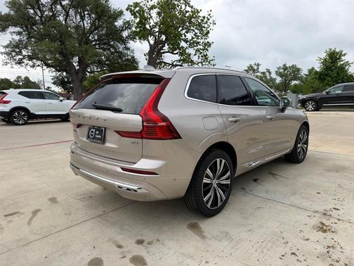 2023 Volvo XC60 B5 Plus Bright Theme