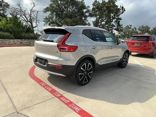 2024 Volvo XC40 B5 Ultimate Bright Theme