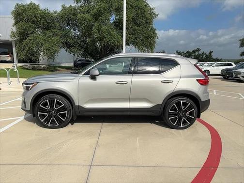 2024 Volvo XC40 B5 Ultimate Bright Theme