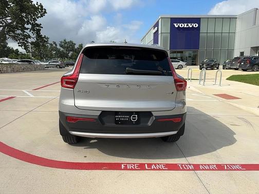 2024 Volvo XC40 B5 Ultimate Bright Theme