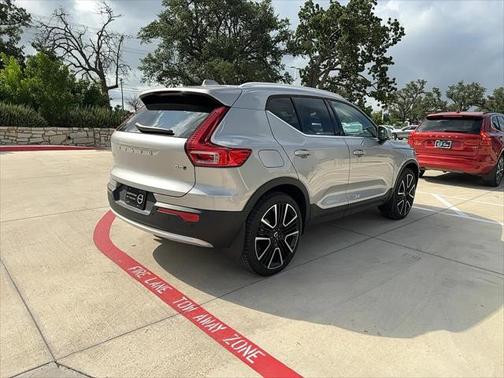 2024 Volvo XC40 B5 Ultimate Bright Theme