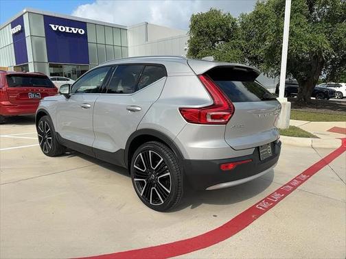 2024 Volvo XC40 B5 Ultimate Bright Theme