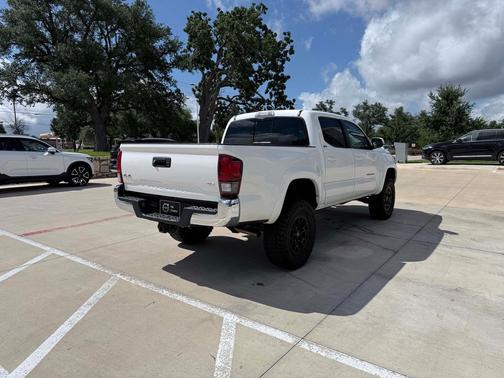 White 2022 Toyota Tacoma SR5