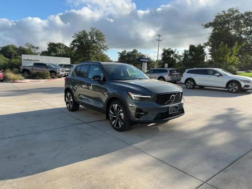 Forest Lake 2026 Volvo XC40 Plus, B5 AWD Gas (mild hybrid), Dark