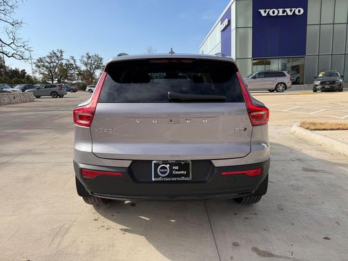 2026 Volvo XC40 Plus, B5 AWD Gas (mild hybrid), Dark