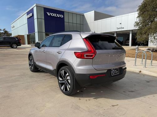 2026 Volvo XC40 Plus, B5 AWD Gas (mild hybrid), Dark