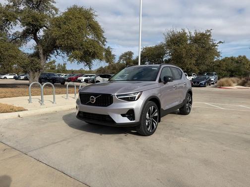 2026 Volvo XC40 Plus, B5 AWD Gas (mild hybrid), Dark