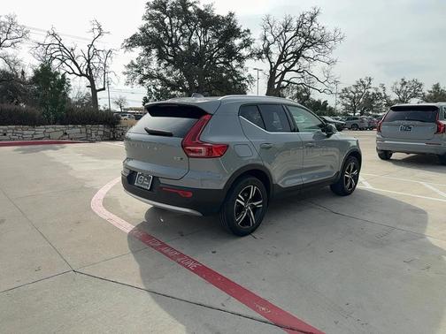 2025 Volvo XC40 B5 Core Bright Theme