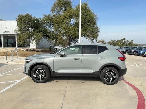 2025 Volvo XC40 B5 Core Bright Theme