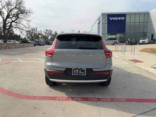 2025 Volvo XC40 B5 Core Bright Theme