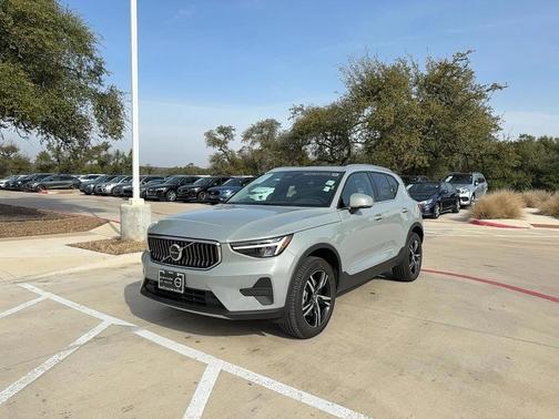 2025 Volvo XC40 B5 Core Bright Theme
