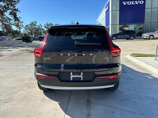 2025 Volvo XC40 Core Bright Theme