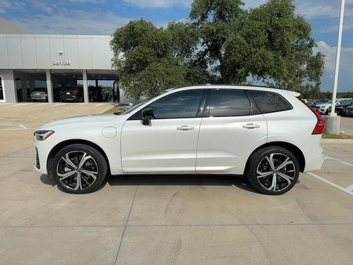 2023 Volvo XC60 Recharge Plug-In Hybrid T8 Ultimate Dark Theme