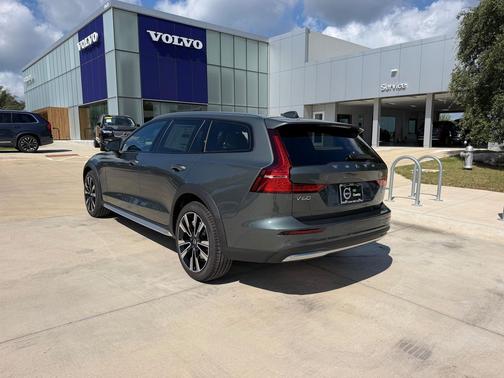 Forest Lake 2026 Volvo V60 Cross Country Ultra, B5 AWD Gas (mild hybrid)