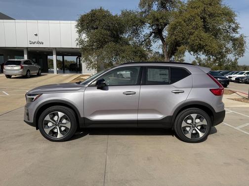 2026 Volvo XC40 Plus, B5 AWD Gas (mild hybrid), Dark