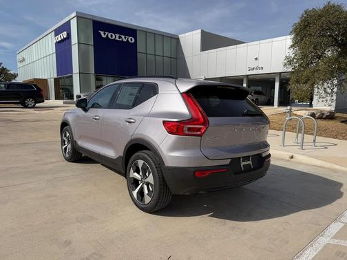 2026 Volvo XC40 Plus, B5 AWD Gas (mild hybrid), Dark