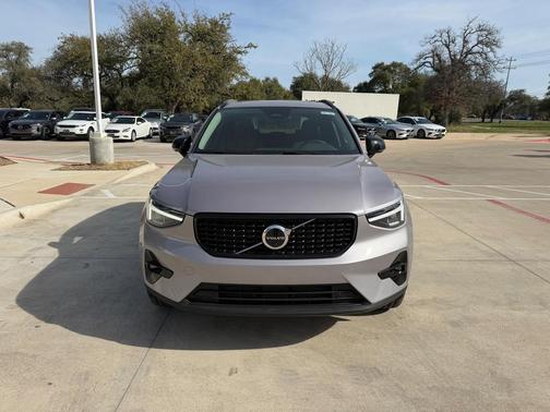 2026 Volvo XC40 Plus, B5 AWD Gas (mild hybrid), Dark