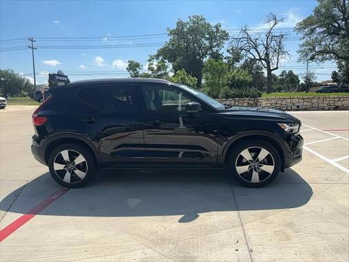 2022 Volvo XC40 T5 Momentum