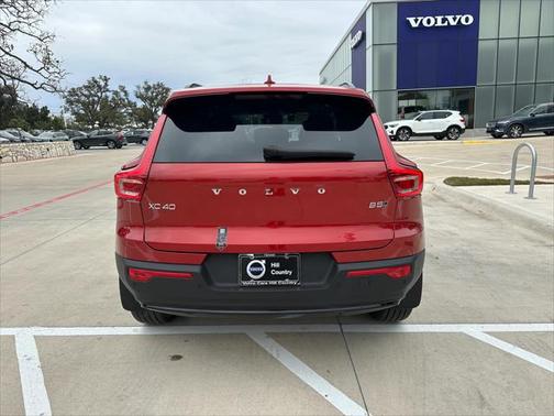 2024 Volvo XC40 B5 Ultimate Dark Theme