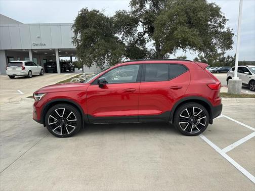 2024 Volvo XC40 B5 Ultimate Dark Theme