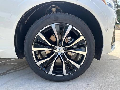 2025 Volvo XC60 B5 Plus