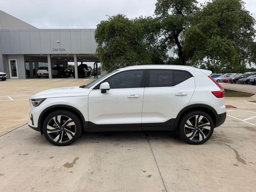 Crystal White Metallic 2024 Volvo XC40 B5 Ultimate Bright Theme