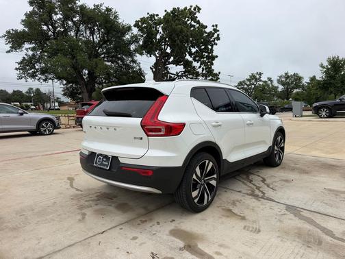 Crystal White Metallic 2024 Volvo XC40 B5 Ultimate Bright Theme