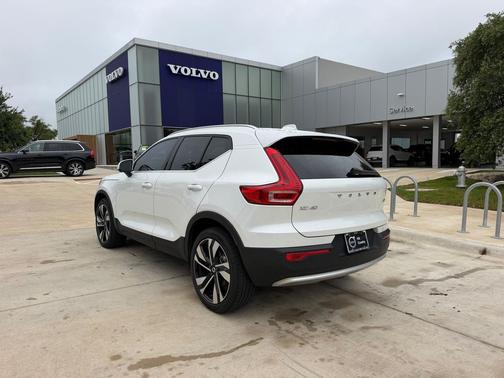 Crystal White Metallic 2024 Volvo XC40 B5 Ultimate Bright Theme