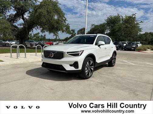 2025 Volvo XC40 B5 Ultra Bright Theme