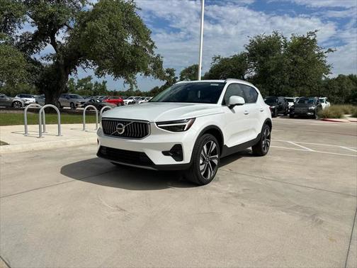 2025 Volvo XC40 B5 Ultra Bright Theme